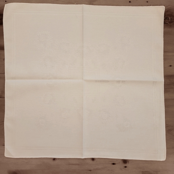 Fortunoff Ivory Damask Oval Tablecloth with 12 matching Napkins - Picture 9 of 10